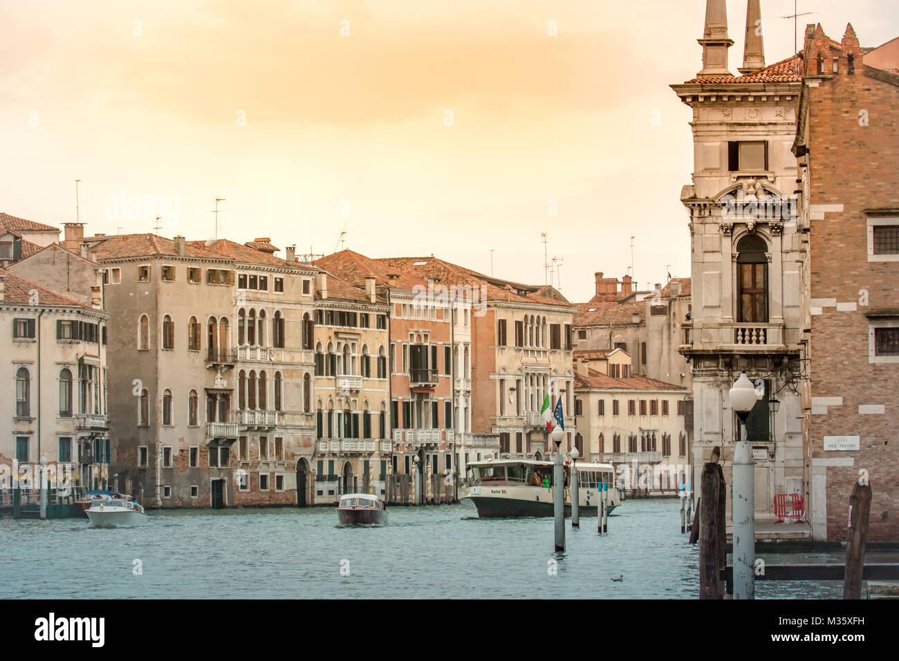 Grand Canal de Venise le trafic de bateaux et bâtiments architecture vénitienne Italie Voyage Banque D'Images