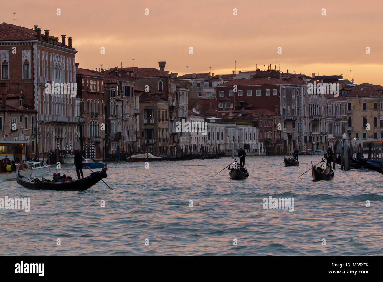 Venise Gondoles sur le Grand Canal au coucher du soleil et de l'eau bâtiments architecture vénitienne Italie Voyage Banque D'Images