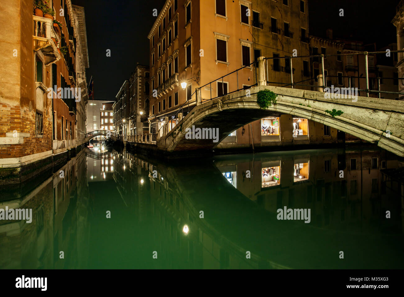 Petit canal et de ponts dans la ville de lagune de Venise de nuit. longue exposition Venezia Italy Venezia Italie Waterways Banque D'Images