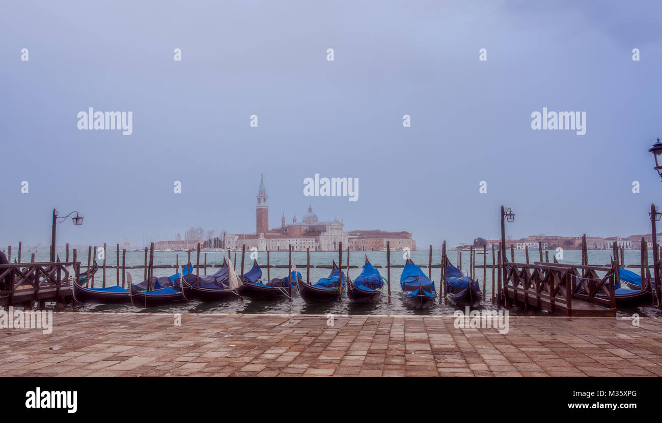 Venezia San Giorgio Maggiore et gondoles dans la baie en face de la baie de San Marco Venise Italie authentique Banque D'Images