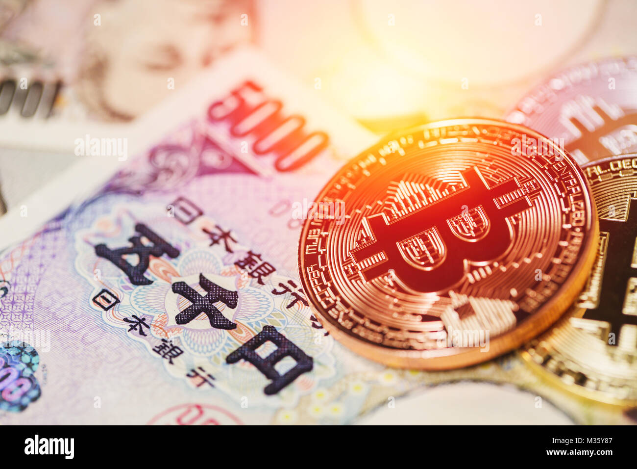 Paiement à l'aide d'cryptocurrency Bitcoin avec Japon Yen de l'argent. Banque D'Images