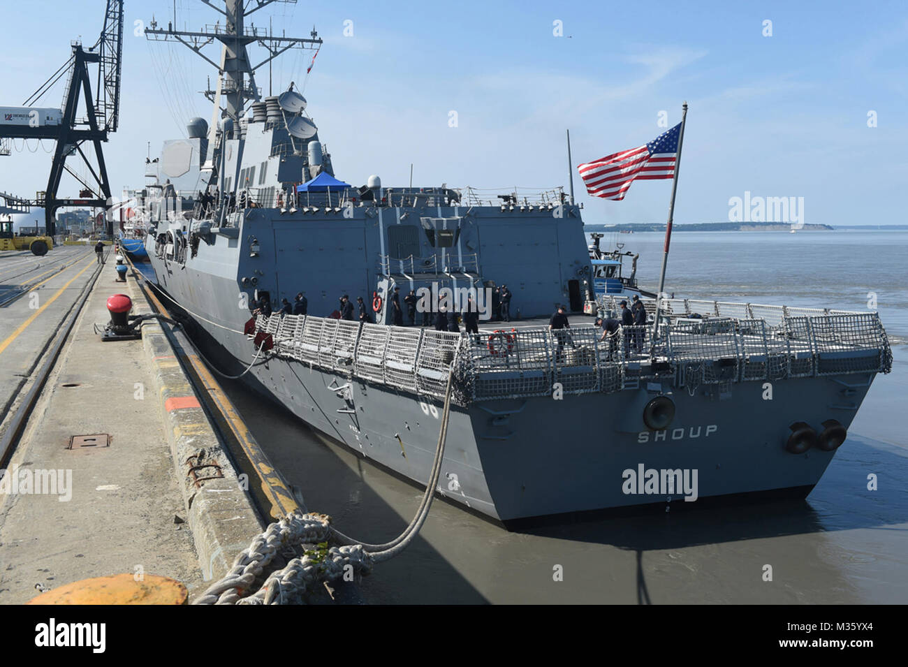 Les membres de l'équipage de l'USS Shoup (DDG 86) préparer d'amarrer dans le port d'Anchorage, Alaska, 24 juin 2015. Le Shoup est l'une des trois destroyers de la marine américaine qui participent à l'exercice Limite nord du golfe d'Alaska. Des milliers de membres de la direction générale de tous les services, y compris le service actif, de la réserve et des unités de la Garde nationale ont participé. (U.S. Photo/marine Spécialiste de la communication de masse en chef Larry Foos) USS Shoup qui participent à l'exercice Limite nord du golfe de l'Alaska par # PACOM Banque D'Images