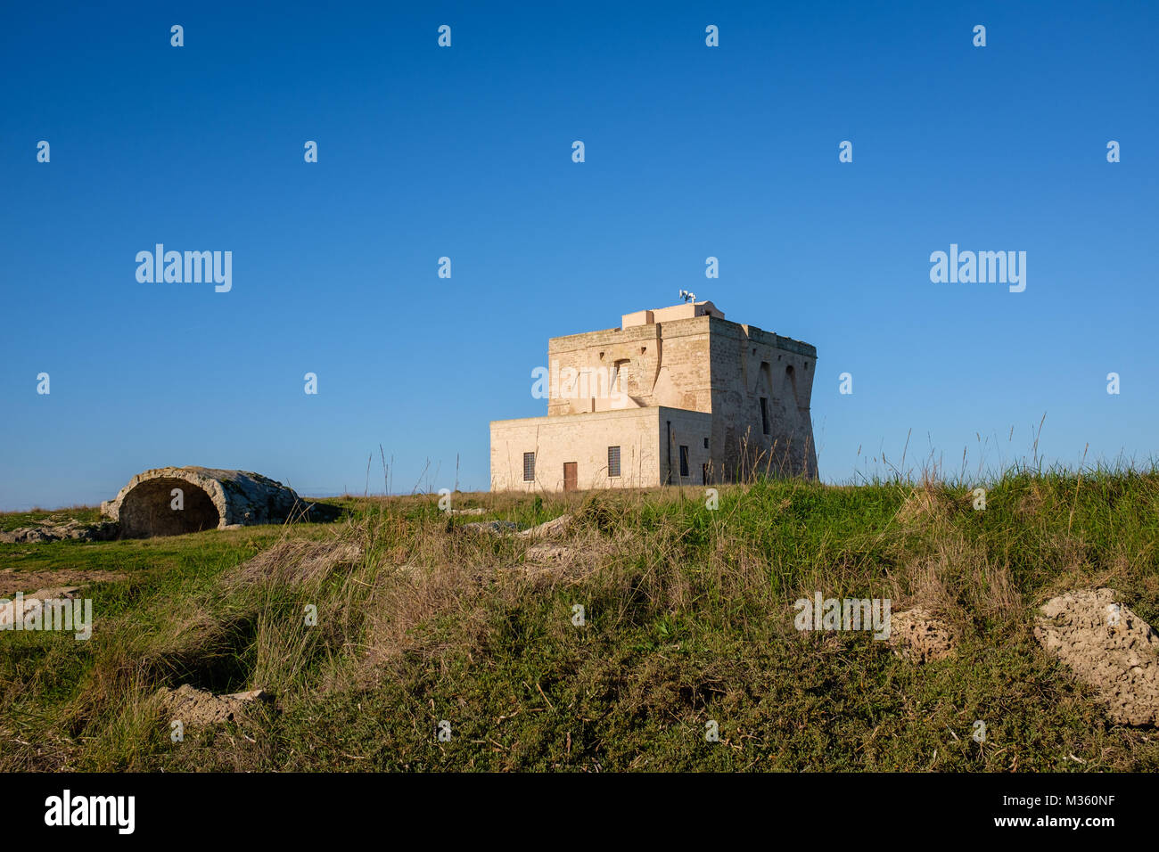 XVI siècle tour défensive antique Torre Guaceto le long de la côte des Pouilles. Italie Banque D'Images