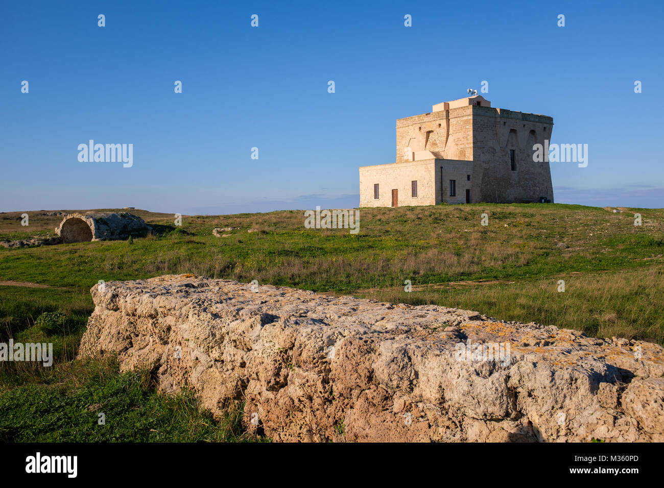 XVI siècle tour défensive antique Torre Guaceto le long de la côte des Pouilles. Italie Banque D'Images