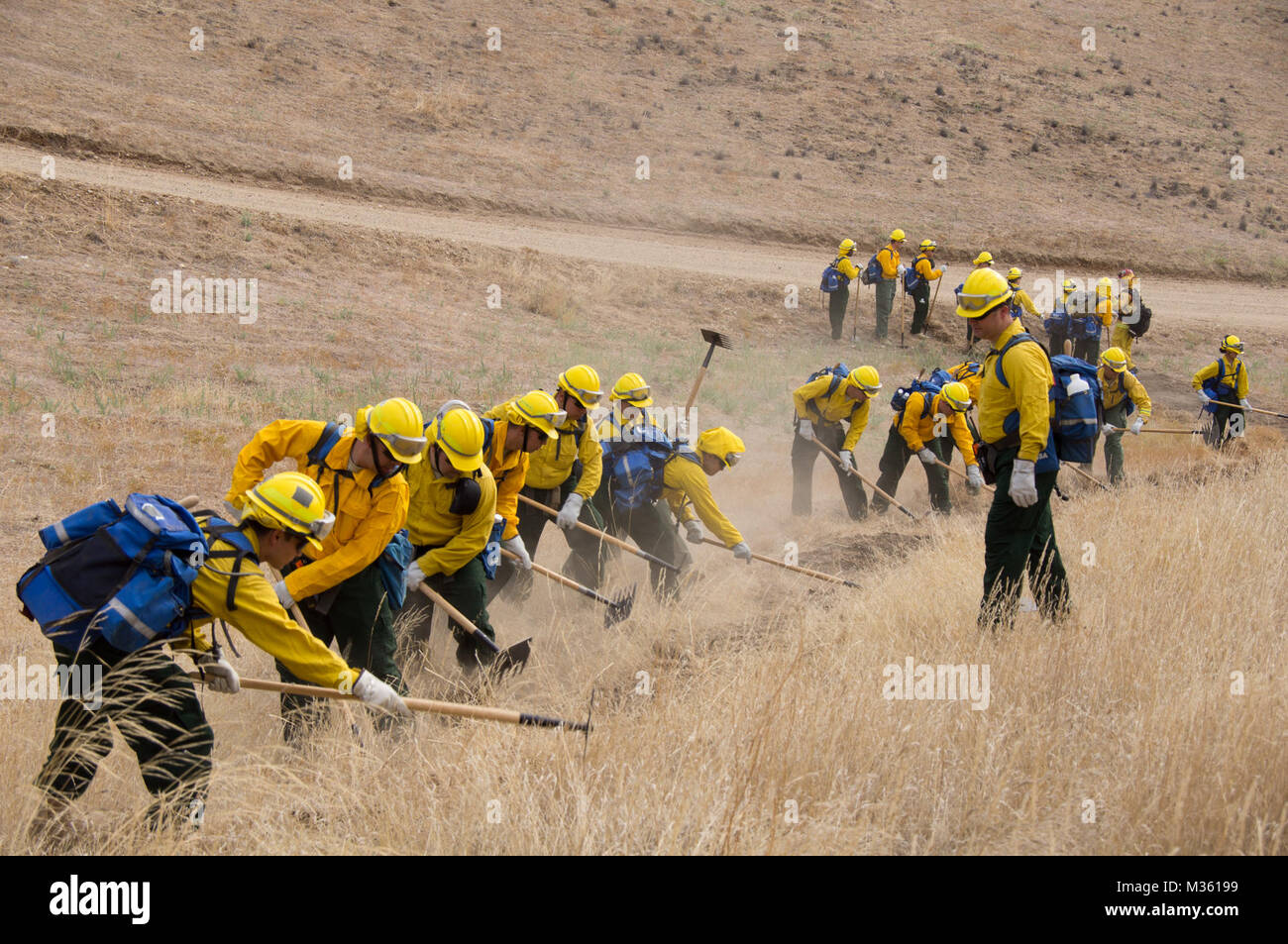 Les soldats de la Garde nationale de Californie du 578e bataillon du génie de la Brigade et le 1er Bataillon, 18e de cavalerie, d'infanterie 79e Brigade Combat Team, la pratique des techniques de l'équipage main feux avec des instructeurs de la Californie Département des forêts et la protection contre les incendies (CAL) Feu de camp Roberts, Californie, le 4 août 2015. C'était la dernière phase d'un événement de formation de trois jours de préparer les soldats à participer à des efforts de lutte contre l'incendie en Californie du nord. (Photo de Garde Nationale d'armée/spc. Rakiec Sigmund W./Release) de la Garde nationale de Californie 140 Banque D'Images