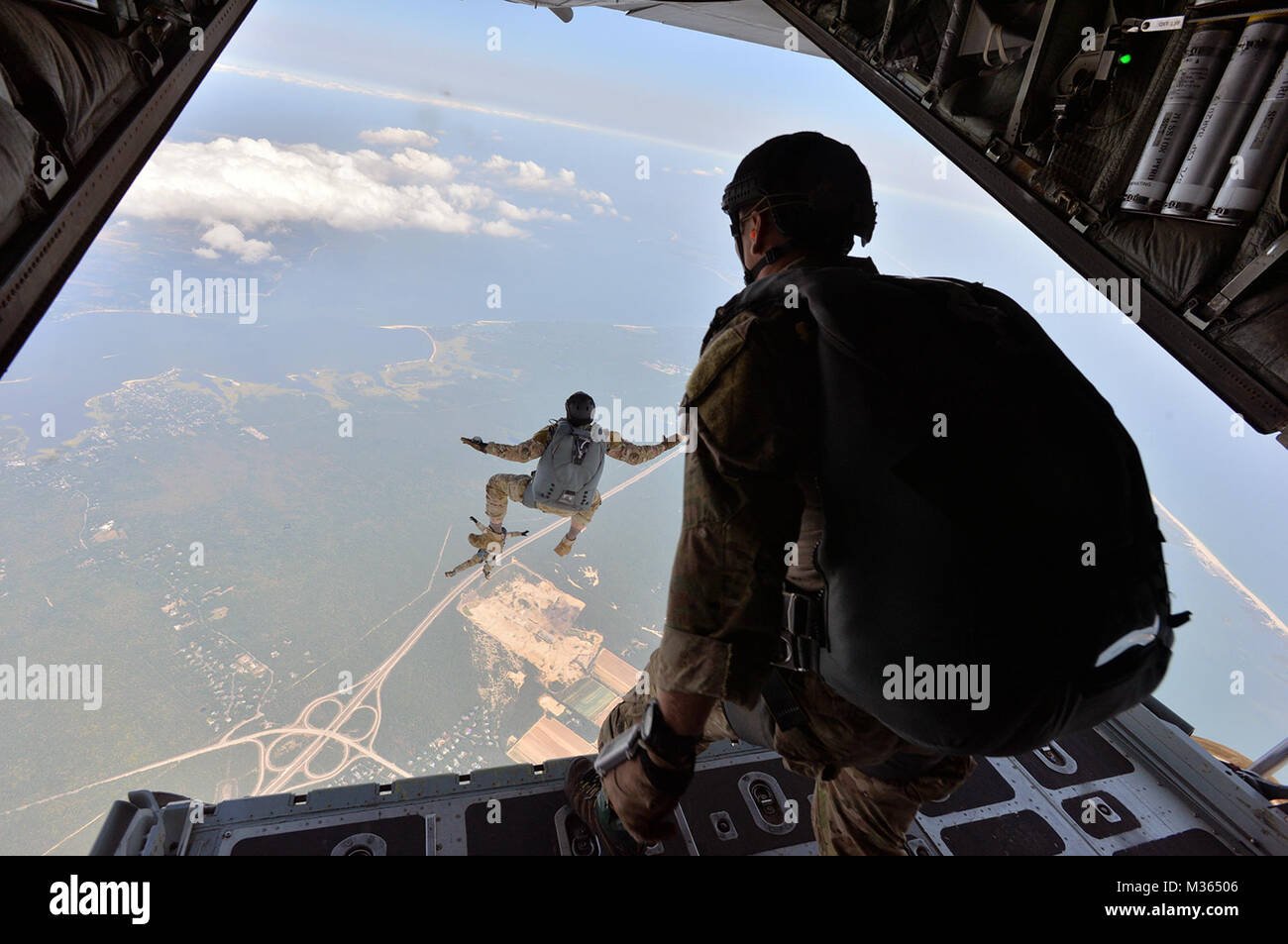 Chef de la Garde nationale aérienne Master Sgt. James W. Hotaling effectue son dernier saut d'un avion militaire avec des cavaliers de sauveteurs-parachutistes de la 103e Escadron de la 106e Escadre de sauvetage plus FS Gabreski ANG, le 2 septembre 2015. Au cours de sa visite avec la 106e Escadre de sauvetage, Hotaling rencontrera des aviateurs junior et senior s'engage à discuter de leurs besoins et les problèmes qu'ils peuvent être confrontés. Hotaling est le 11e premier sergent-chef, de la Garde nationale. Il représente le plus haut niveau de leadership s'enrôle pour l'Air National Guard. Hotaling est responsable des questions qui influent sur la santé, m Banque D'Images