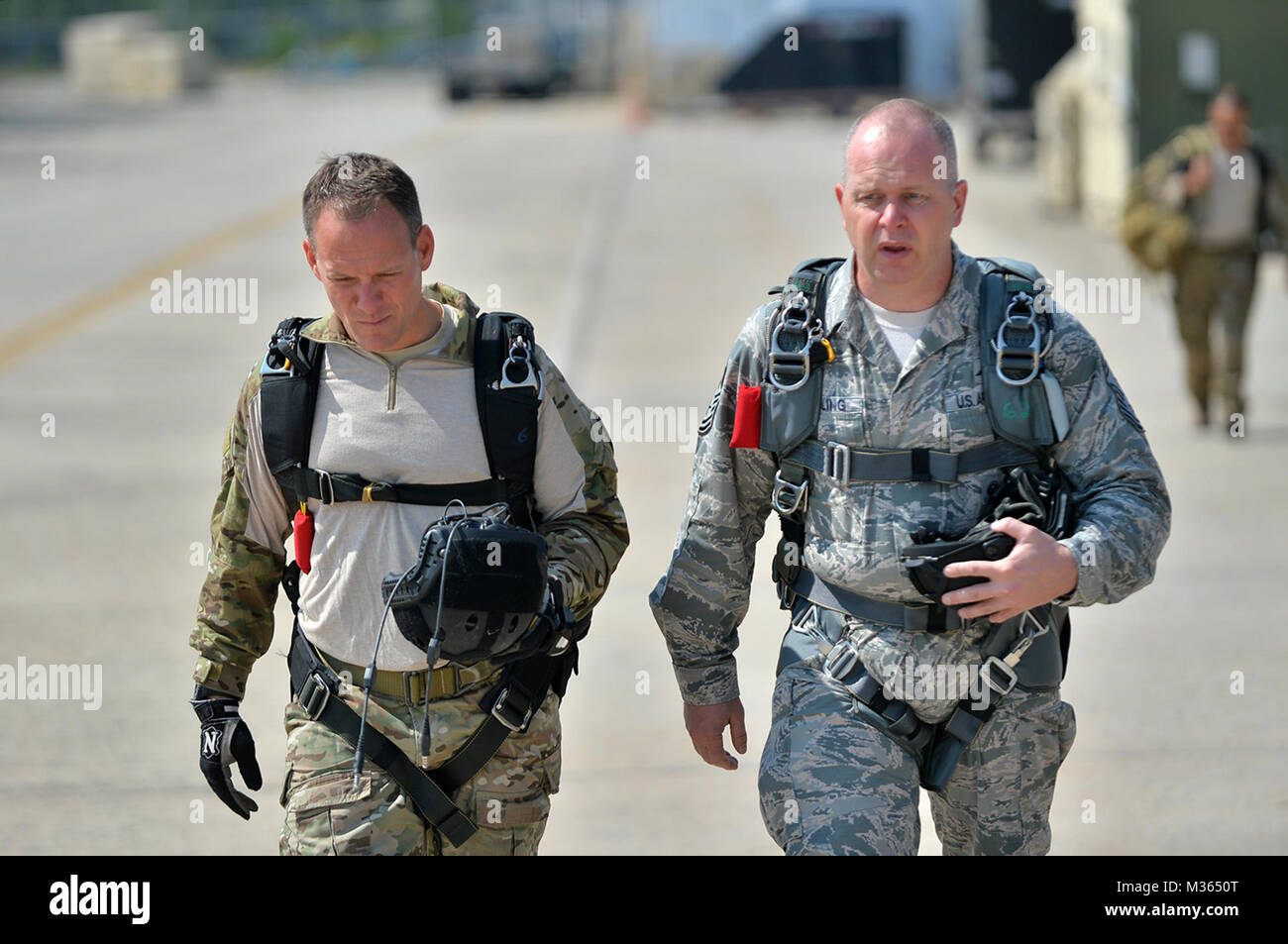 Chef de la Garde nationale aérienne Master Sgt. James W. Hotaling effectue son dernier saut d'un avion militaire avec des cavaliers de sauveteurs-parachutistes de la 103e Escadron de la 106e Escadre de sauvetage plus FS Gabreski ANG sur Septembre 2, 2015. Au cours de sa visite avec la 106e Escadre de sauvetage, Hotaling rencontrera des aviateurs junior et senior s'engage à discuter de leurs besoins et les problèmes qu'ils peuvent être confrontés. Hotaling est le 11e premier sergent-chef, de la Garde nationale. Il représente le plus haut niveau de leadership s'enrôle pour l'Air National Guard. Hotaling est responsable des questions qui influent sur la santé, Banque D'Images