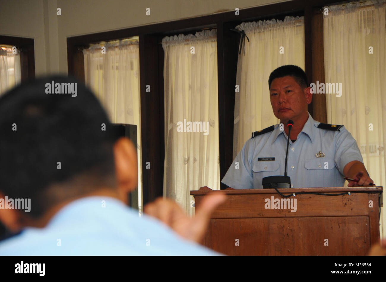 Le major Colin Yoshimoto, une bataille d'air manager avec le 169e Escadron de défense aérienne, répond aux questions d'un membre d'Kohanudnas, Septembre 16, 2015, Jakarta, Indonésie. Kohanudnas est la composante de défense aérienne des forces armées indonésiennes. Dans le cadre de la Garde nationale de l'état du programme de partenariat, les membres de l'HIANG a participé à la défense aérienne d'échange d'experts en la matière avec leurs homologues de l'Indonésie. (U.S. Photo de la Garde nationale aérienne Aviateur Senior Corpuz Orlando/libérés) 150916-Z-PW099-053 par Virginia Air National Guard Banque D'Images