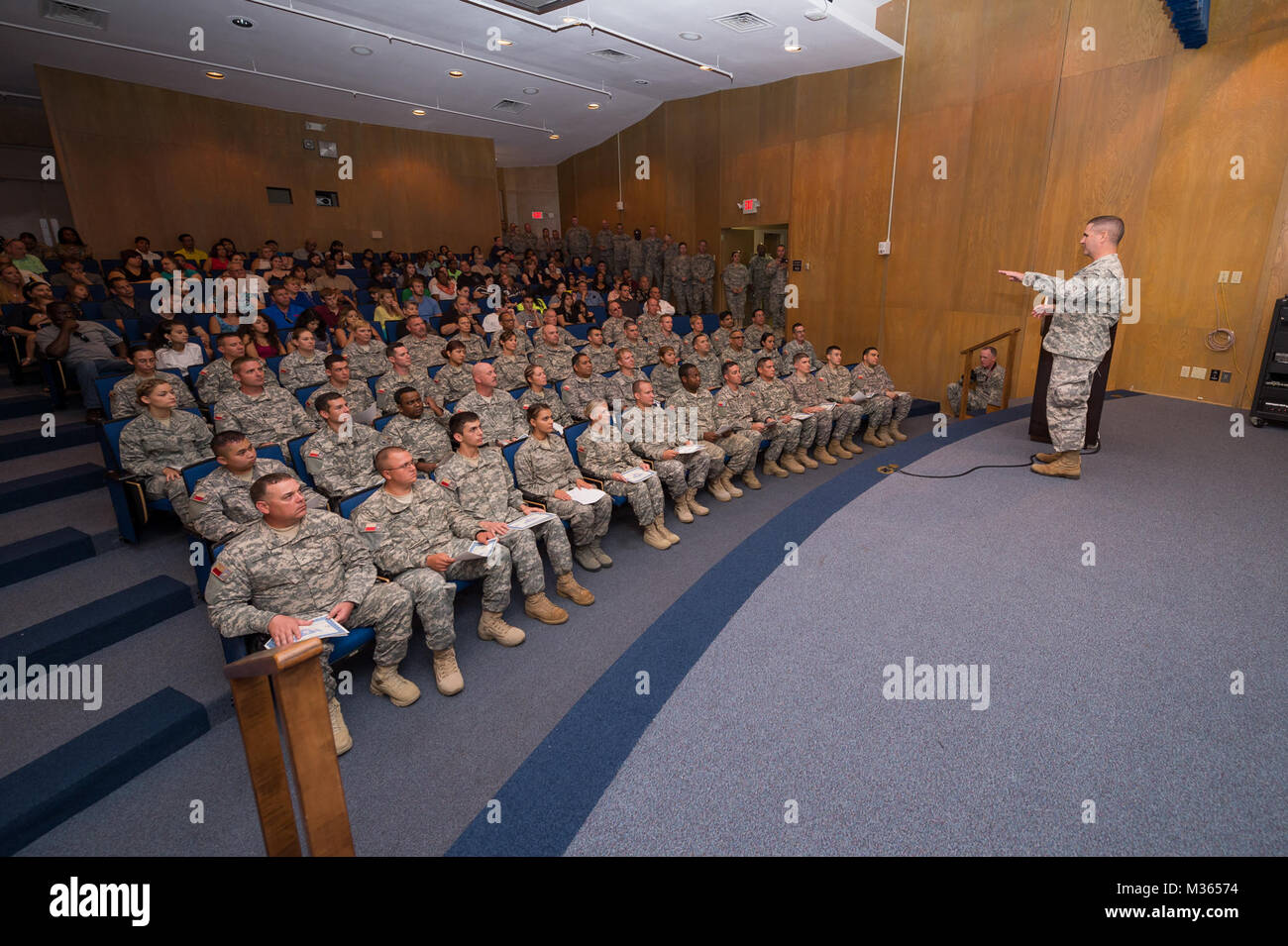 Le Colonel Robert François Paré, commandant du 2e Régiment, la garde de l'État du Texas, les adresses des diplômés de l'orientation de base du régiment de formation régionale - Classe 010 au cours d'une cérémonie tenue à Austin, Texas, le 20 septembre, 2015. Agobot se tient deux fois par année dans différents domaines à travers l'état d'enseigner de nouvelles coutumes militaires, gardes les premiers soins et de RCR, percer et cérémonie, la navigation terrestre et de radio communication. La formation est divisée en deux phases, qui ont lieu pendant l'exercice mensuel. (U.S. La Garde nationale de l'armée photo par le Sgt. 1re classe Malcolm McClendon). La garde de l'État du Texas RB complet Banque D'Images