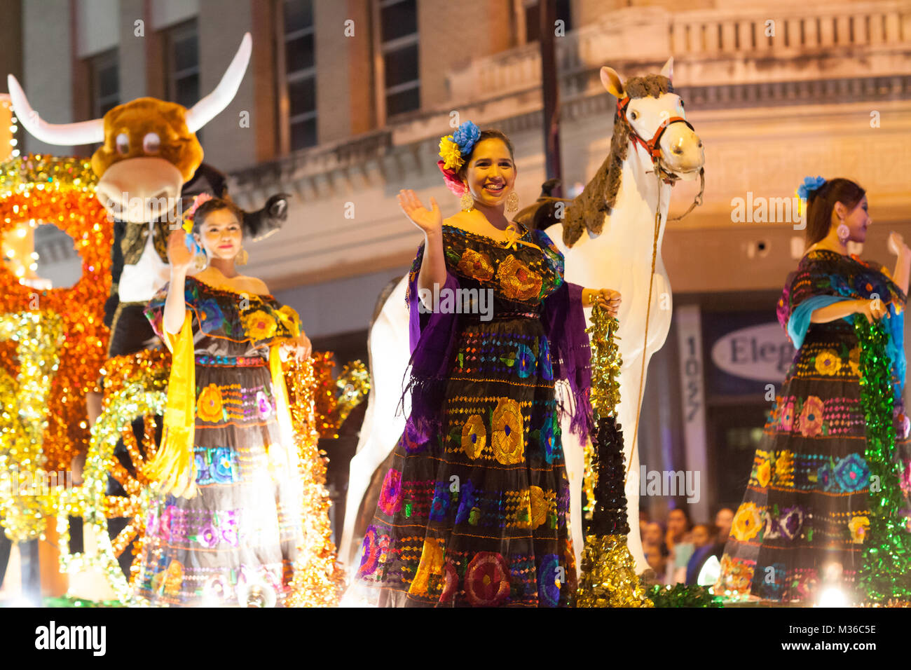 Brownsville, Texas, USA - Le 24 février 2017, illuminé Night Parade fait partie de l'Charro Jours Fiesta - Fiestas Mexicanas, un festival national être Banque D'Images