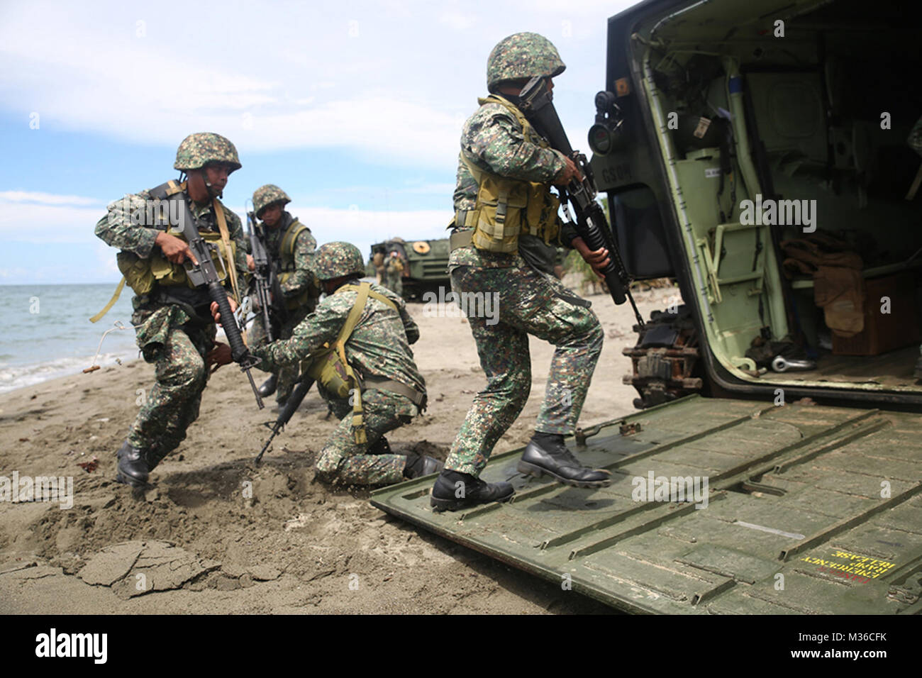 INAGAWAN BEACH (7 juin 2016) - Les Marines américains, attribuée à la société de l'équipe d'atterrissage 2e Bataillon, 2e Marines, mener un exercice amphibie avec des membres du Corps des Marines philippins.Le service ont participé à un certain nombre de cours et d'exercices avec les Marines et les marins à bord de l'USS Ashland (LSD 48) dans le cadre de l'exercice de préparation et de formation à la coopération. CARAT est une série d'exercices maritimes bilatéraux annuels, entre la U.S. Navy, Corps des Marines des États-Unis et les forces armées de neuf pays partenaires de : Bangladesh, Brunei, Cambodge, Indonésie, Malaisie, Singapo Banque D'Images