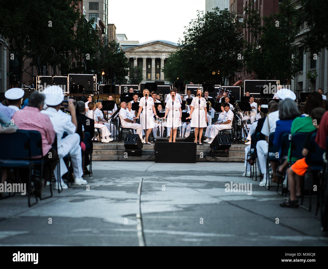 160614-N-ZS489-104 WASHINGTON, D.C. (14 juin 2016) chef des chantres Casey Campbell, chef des chantres Beth Revell et musicien Première Classe Jennifer Stothoff effectuer avec l'United States Navy Band à la U.S. Navy Memorial à Washington, D.C. mardi soir. La performance du groupe a été le premier des 2016 sur l'Avenue Concert Series. (U.S. Photo de marine de première classe musicien Adele Mayne/libérés) 160615-N-ZS489-104 par United States Navy Band Banque D'Images