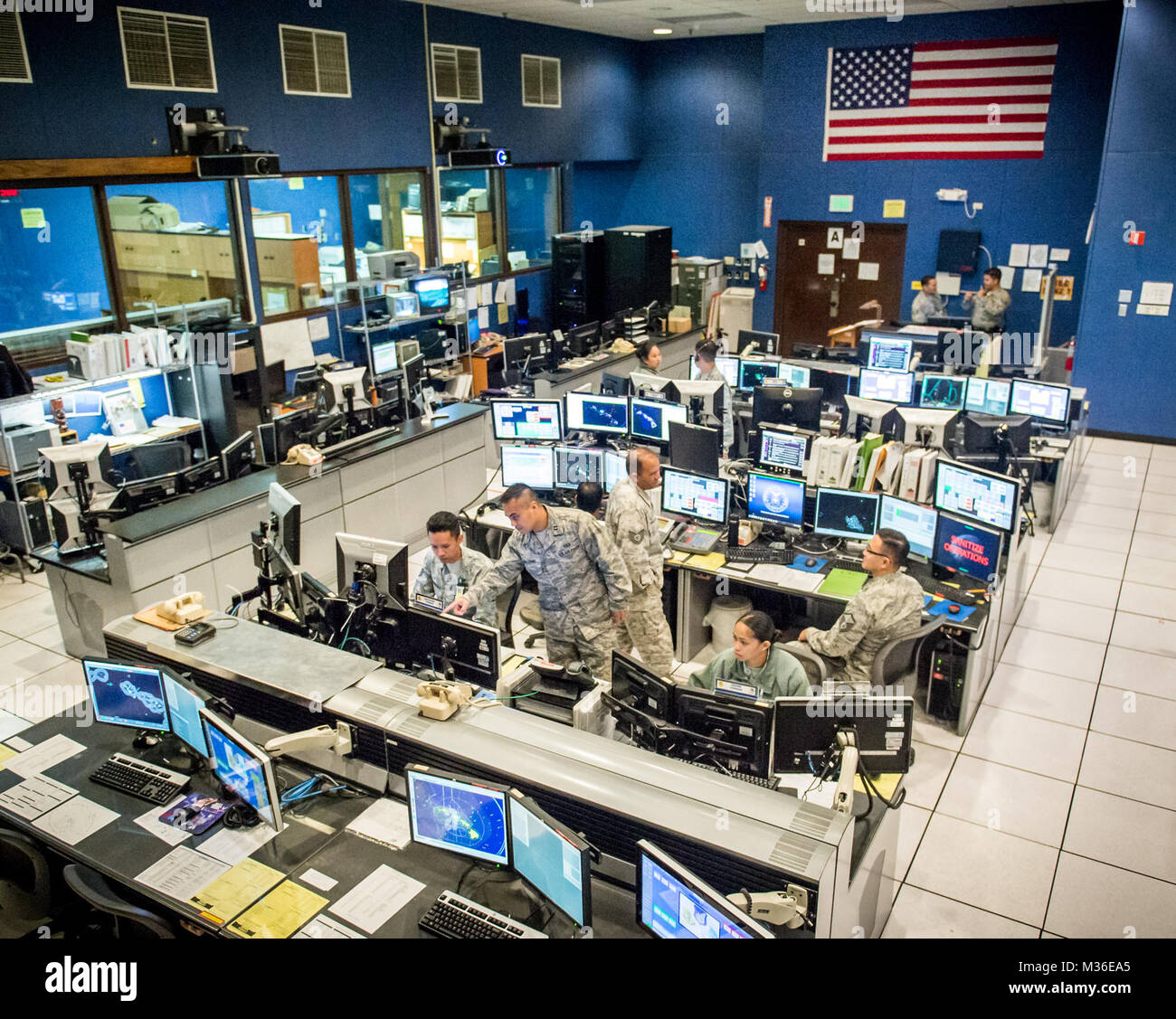 Le capitaine Kalani Guillermo, centre, une bataille d'air manager affecté à la 169e Escadron de défense aérienne (ADS), New York Air National Guard, de l'outre-mer la surveillance de l'espace aérien autour de l'Îles Hawaïennes à Wheeler Army Airfield, Wahiawa, Oahu, Hawaii, Aug 11, 2016. Les annonces effectue deux missions : la surveillance à plein temps et l'identification de tous les aéronefs approchant Hawaii à empêcher une attaque hostile de l'air et le contrôle direct de l'interception des avions lancé d'enquêter et d'aéronefs non identifiés potentiellement hostile. (U.S. Air Force photo par J.M. Eddins Jr.) 160811-F-LW Banque D'Images