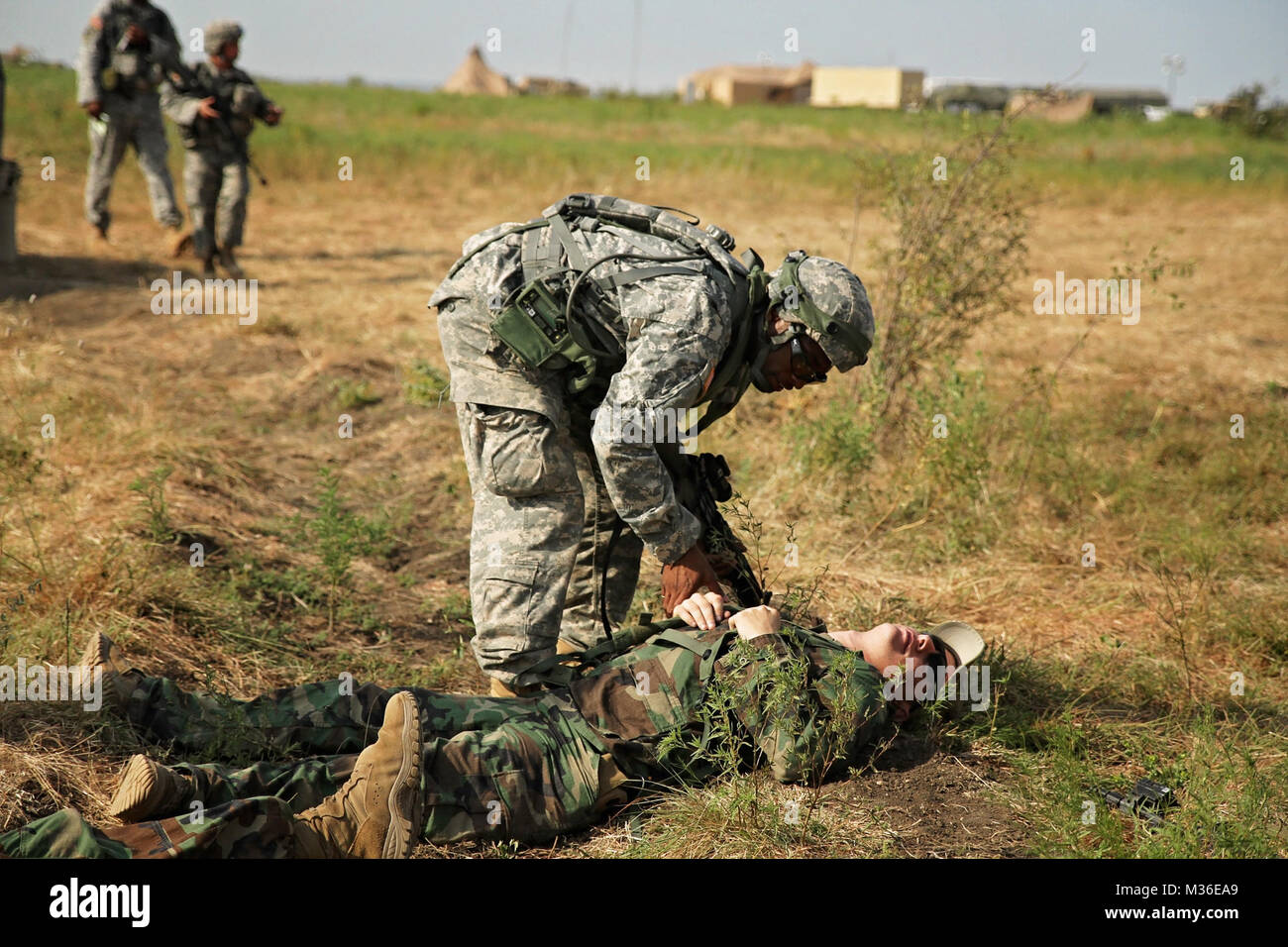 Les soldats du 636e 836ème Brigade, ingénieur Support Battion Co. (sapeurs), et 136e Co. de la Police militaire de la base de participer à la formation de la défense lors de la 136e Brigade d'amélioration de Manœuvre de Combat Exportable exercice de capacité de formation à Ft. Hood au Texas, du 9 au 14 août. Cet exercice se concentre sur le renforcement et l'augmentation de la maîtrise des compétences de soldat fondamentaux, tels que le tournage, déménagement, et communiquer. (U.S. Photo de l'armée par le sergent. Jennifer D. Atkinson/libérés) 160812-Z-JR121-182 par Texas Département militaire Banque D'Images