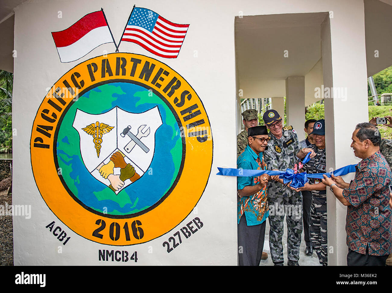 160826-N-SJ730-220 SUNGAI PINANG, l'Indonésie (16 août 2000 26, 2016) Az Li, Sungai Pinang ancien du village, la Royal Australian Navy Capt Mike Epicéa, sous-commandant de mission, le Partenariat du Pacifique en 2016, et le colonel, Andohar Tentara Nasional Indonesia, a coupé le ruban pour une nouvelle toilette publique dans le village. U.S. Navy Seabees attaché à la construction 1 bataillon amphibie, Naval Construction Battalion Mobile quatre, et Tentara Nasional Indonesia service members ont travaillé ensemble pour construire les toilettes à Sungai Pinang durant 2016 Partenariat Asie-Pacifique. C'est la cinquième fois Pacific Partnership a visité l'Indonésie Banque D'Images