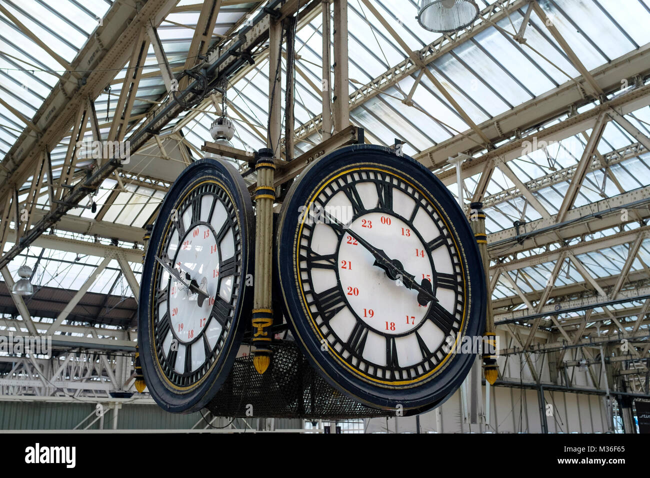 Au-dessus de l'horloge de la station de la gare de Waterloo Station, London, UK Banque D'Images