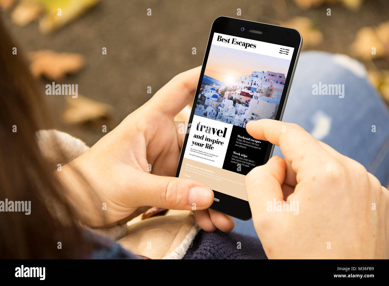 Concept design mobile : un smartphone 3D généré avec voyages site sur l'écran. Graphiques à l'écran sont constitués. Banque D'Images