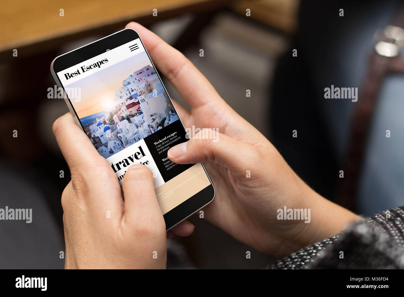 Concept design mobile : à l'aide d'un téléphone numérique généré avec voyage en ligne site web sur l'écran. Tous les graphiques de l'écran sont constitués. Banque D'Images