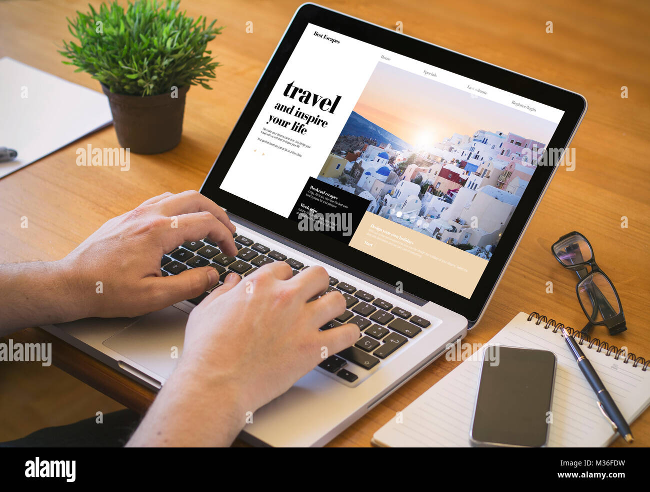 Voyage en ligne concept. Close-up Vue de dessus d'un homme, la navigation sur ordinateur portable. tous les écrans graphiques sont constitués. Banque D'Images