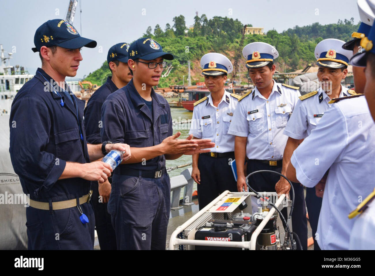 Aux États-Unis, les marins vietnamiens s'entraînent ensemble à l'activité d'engagement naval Vietnam 2016 par # PACOM Banque D'Images
