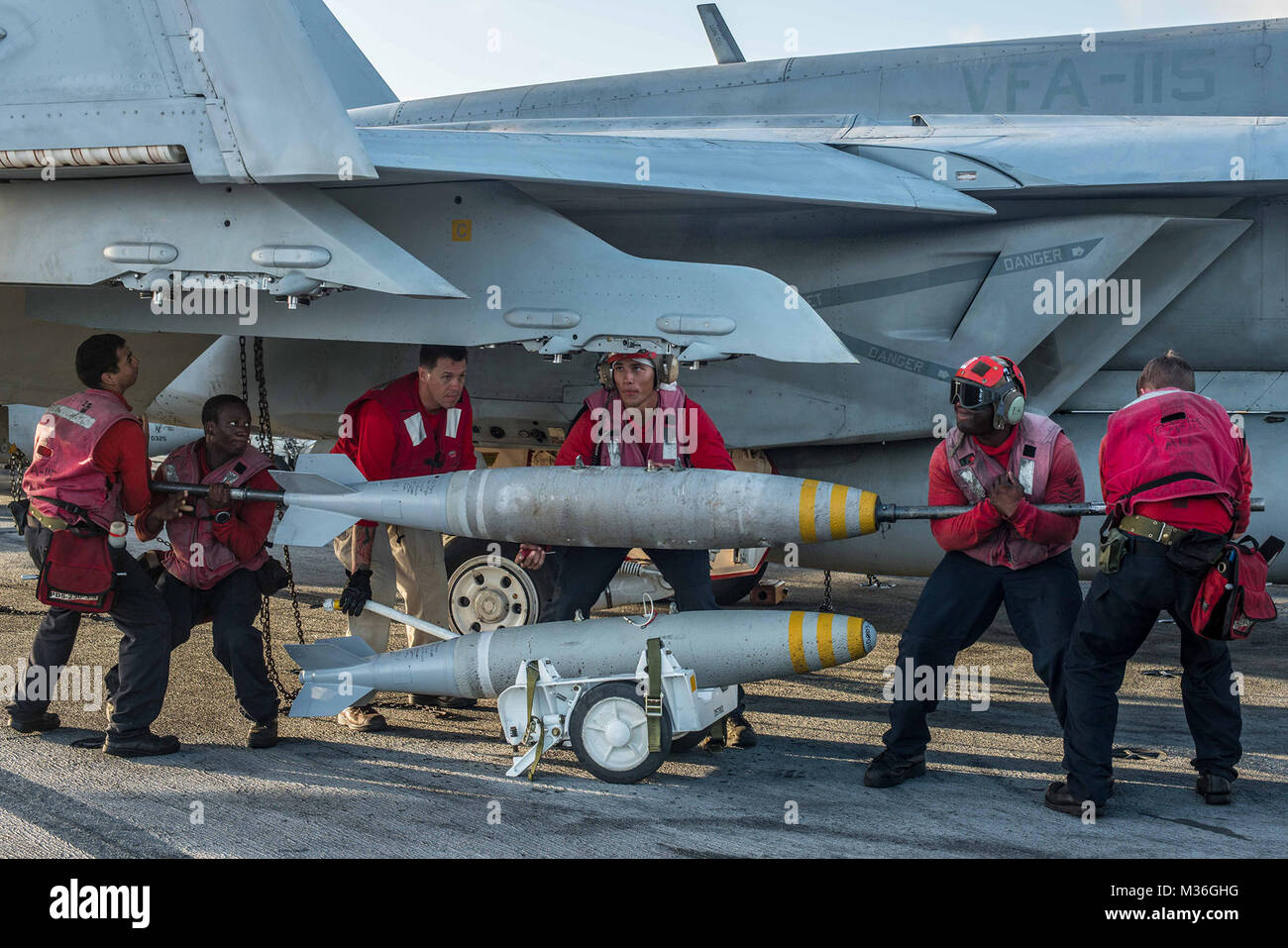 161005-N-OI810-150 MER DES PHILIPPINES (24 oct. 5, 2016) marins charger une MK 82/BLU 111 bombe de 500 livres sur un F/A-18E Super Hornet affectés à l 'blanche' de Strike Fighter Squadron (VFA) 115 dans le poste de pilotage de la Marine est qu'avant-déployé, porte-avions USS Ronald Reagan (CVN 76). La série MK-80 bombe à usage général famille a été créé à la fin des années 1940 et a été l'air-standard pour les services à la bombe depuis. La bombe à usage général est conçu pour des effets de souffle et de fragmentation et est largement utilisé dans un certain nombre de configurations, y compris guidées par laser Banque D'Images
