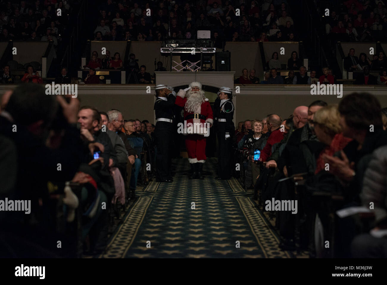 WASHINGTON (déc. 17, 2016) Le Père Noël s'affiche avec la U.S. Navy Band au cours d'un concert de vacances à DAR Constitution Hall de Washington. La bande marine a accueilli des milliers de personnes de la région de Washington, ainsi que des centaines de hauts fonctionnaires du gouvernement et de la Marine au cours de ses trois concerts de vacances annuelles. (U.S. Photo de la marine par le Premier maître de Adam Grimm/FB) Parution-161217-N-LC494-570 par United States Navy Band Banque D'Images