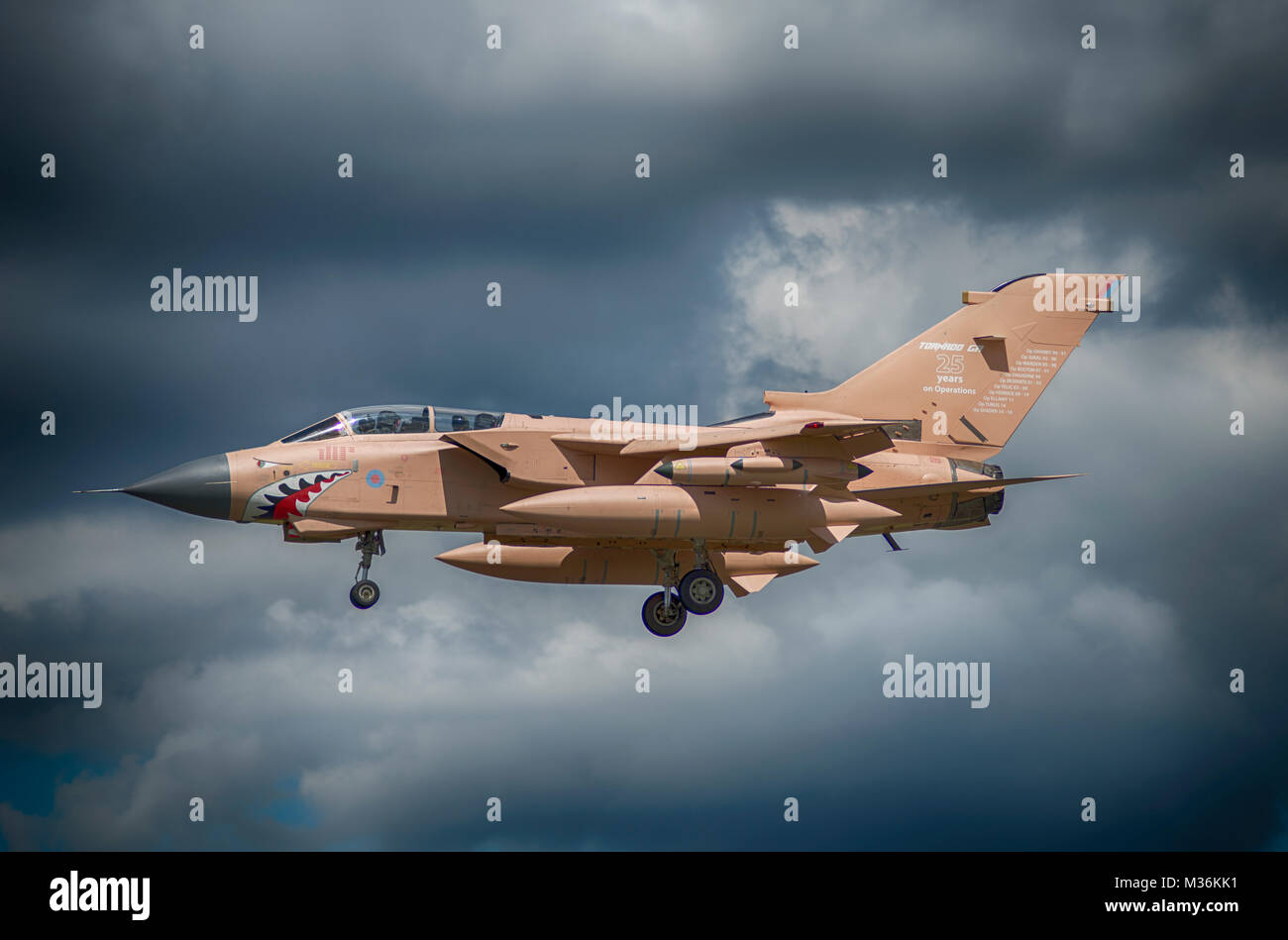 RAF Tornado en camouflage de désert landing contre ciel gris, Farnborough Air Show. Banque D'Images