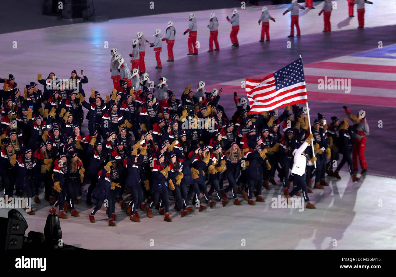 Porte-drapeau des États-Unis Erin Hamlin au cours de la cérémonie d'ouverture des Jeux Olympiques d'hiver de PyeongChang 2018 au Stade olympique de PyeongChang en Corée du Sud. Banque D'Images