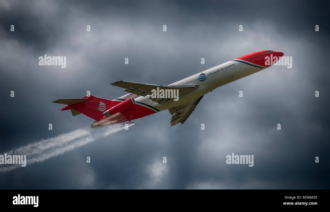 Boeing 727 d'intervention en cas de déversement avec démonstration de vol d'exploitation du système de pulvérisation, Farnborough International Airshow 2016. Banque D'Images