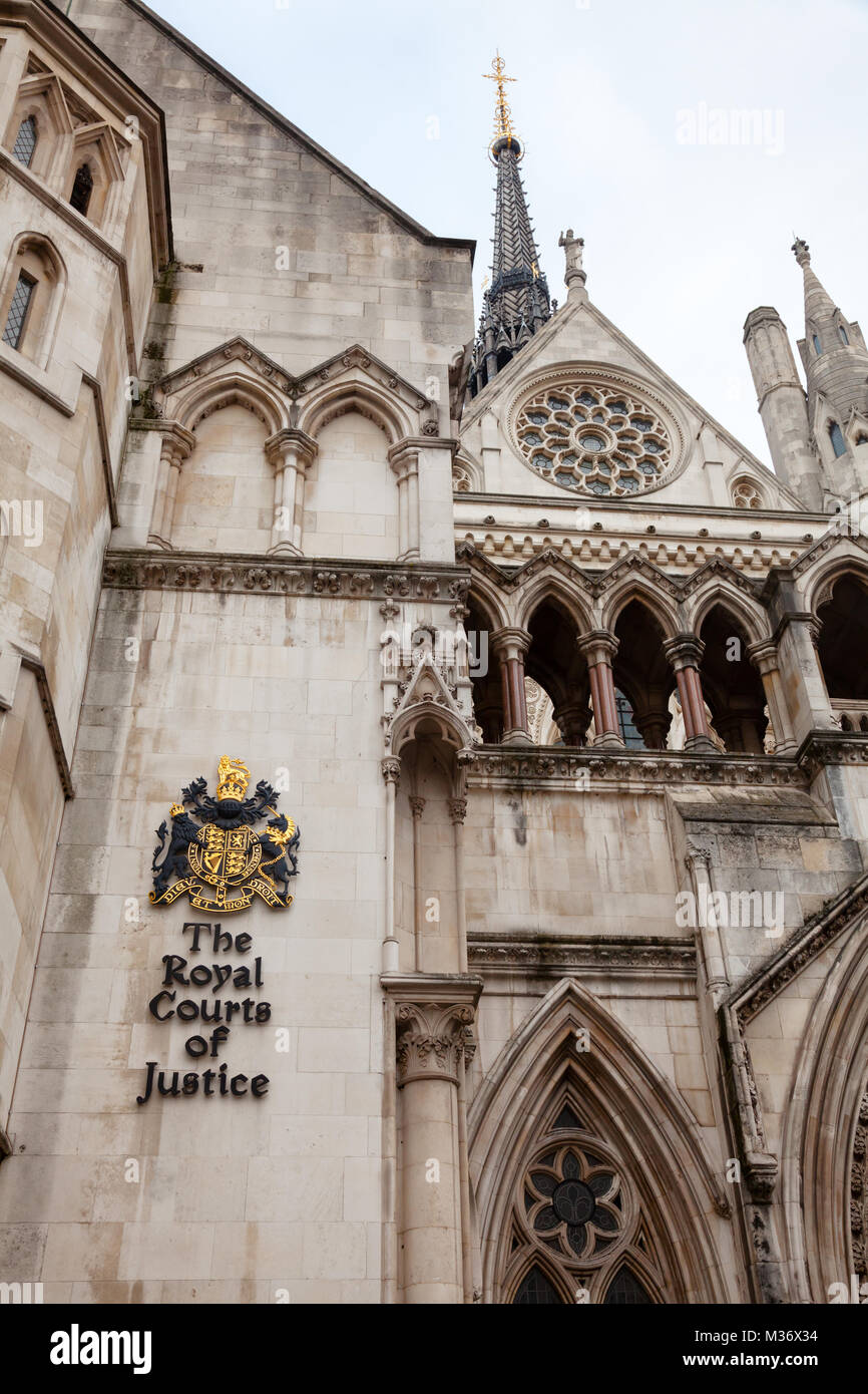 La Royal Courts of Justice (le palais de justice) de style gothique victorien signe avec l'extérieur et d'armoiries, City of westminster, zone centrale de Grand Londres Banque D'Images