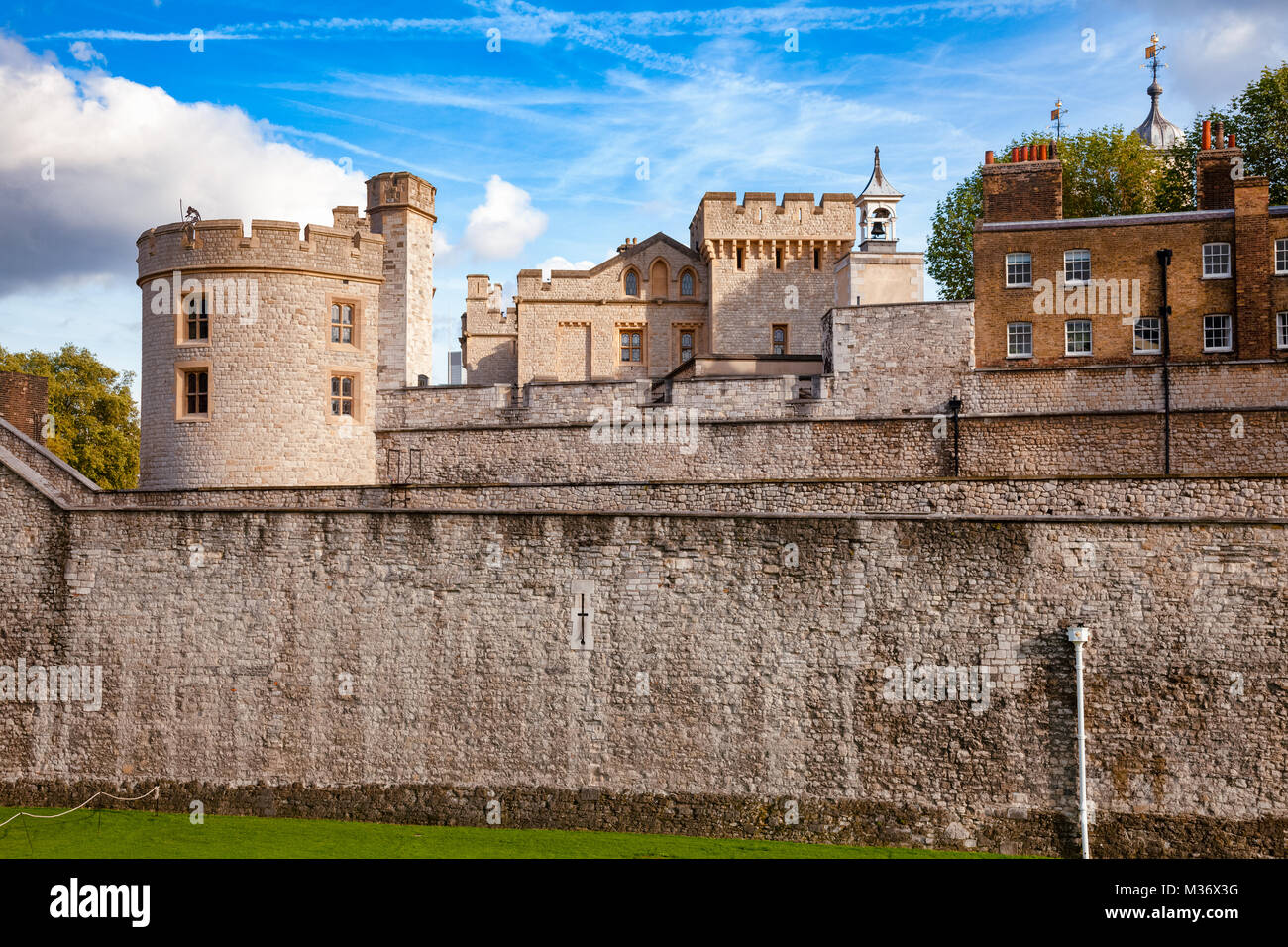 Le mur rideau extérieur de la Tour de Londres, un château historique et attraction touristique populaire sur la rive nord de la Tamise dans le centre de Londres en Banque D'Images