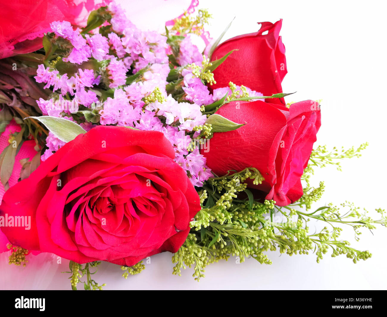 Bouquet de roses rouges sur fond de bois. Concept de la Saint-Valentin, anniversaire, fête des mères, l'amour, de soins et d'anniversaires. Banque D'Images