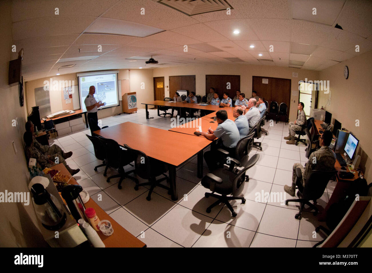 Le Major de l'US Air Force Michael O'Donnell, chef d'équipage de la mission de l'Hawaii Air National Guard's 169e Escadron de défense aérienne, des mémoires l'Indonesian délégués le premier jour de l'échange d'experts en la matière pour l'État dans le cadre du Programme de partenariat Wheeler Army Airfield, New York le 30 août 2016. Le Programme de partenariat de l'État est administré par le Bureau de la Garde Nationale, guidée par des objectifs de politique étrangère du Département d'État, exécuté par l'état et les adjudants généraux à l'appui du commandant de combat du Chef de Mission des États-Unis les objectifs de la coopération de sécurité et de la politique du ministère de la défense des objectifs. ( Banque D'Images