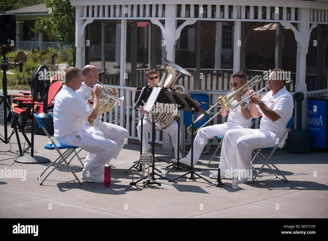 160908-N-VV903-006 Bethesda (8 septembre 2016) DPC sélectionne à partir de la U.S. Navy Band effectuer un récital spécial à l'appui des patients, de la famille, et les clients de la maison de pêcheur sur le campus de l'Armée nationale Walter Reed Medical Center. Étaient également présents et leurs sponsors de Sélectionne BUMED. (U.S. Photo par Marine musicien 1re classe David Aspinwall/libérés) 160908-N-VV903-006 par United States Navy Band Banque D'Images