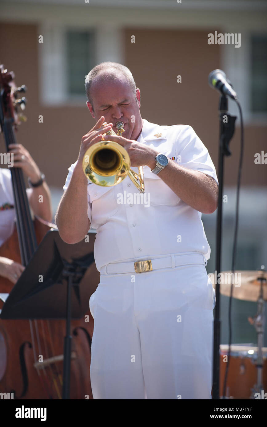 160908-N-VV903-008 Bethesda (8 septembre 2016) DPC sélectionne à partir de la U.S. Navy Band effectuer un récital spécial à l'appui des patients, de la famille, et les clients de la maison de pêcheur sur le campus de l'Armée nationale Walter Reed Medical Center. Étaient également présents et leurs sponsors de Sélectionne BUMED. (U.S. Photo par Marine musicien 1re classe David Aspinwall/libérés) 160908-N-VV903-011 par United States Navy Band Banque D'Images