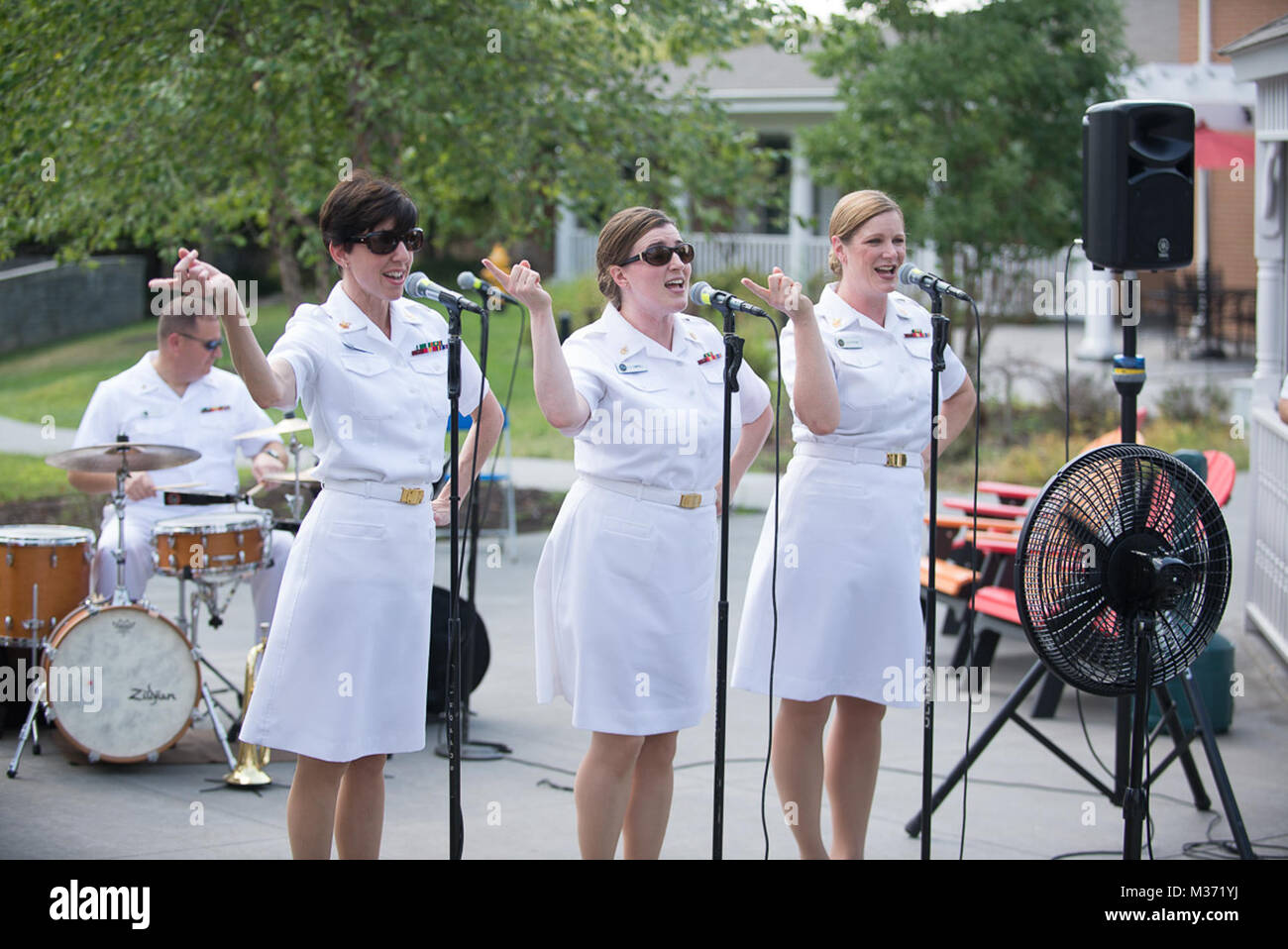 160908-N-VV903-032 Bethesda (8 septembre 2016) DPC sélectionne à partir de la U.S. Navy Band effectuer un récital spécial à l'appui des patients, de la famille, et les clients de la maison de pêcheur sur le campus de l'Armée nationale Walter Reed Medical Center. Étaient également présents et leurs sponsors de Sélectionne BUMED. (U.S. Photo par Marine musicien 1re classe David Aspinwall/libérés) 160908-N-VV903-032 par United States Navy Band Banque D'Images