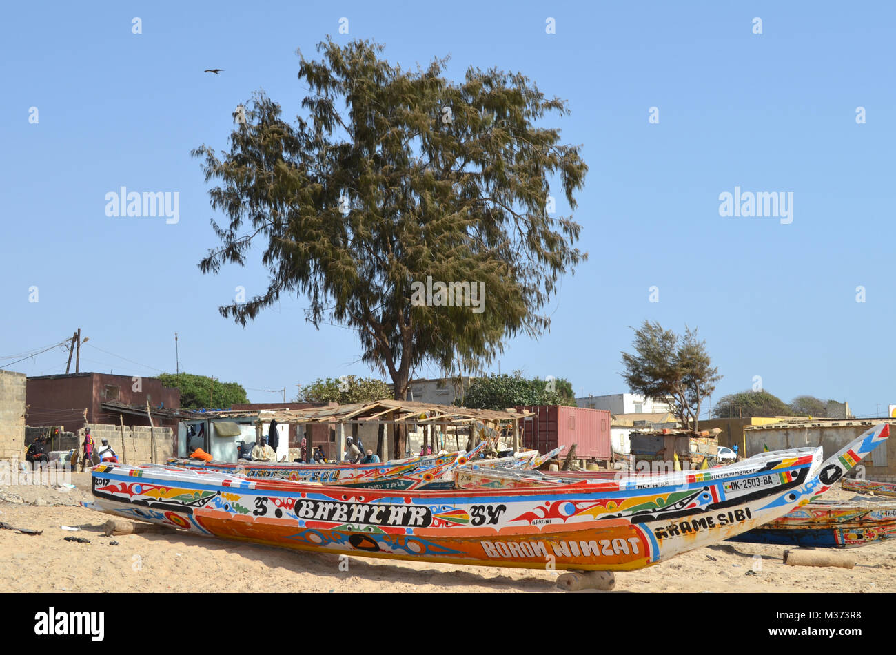 Bateaux de pêche en bois artisanaux (pirogues) dans la Petite Côte, au Sénégal Banque D'Images