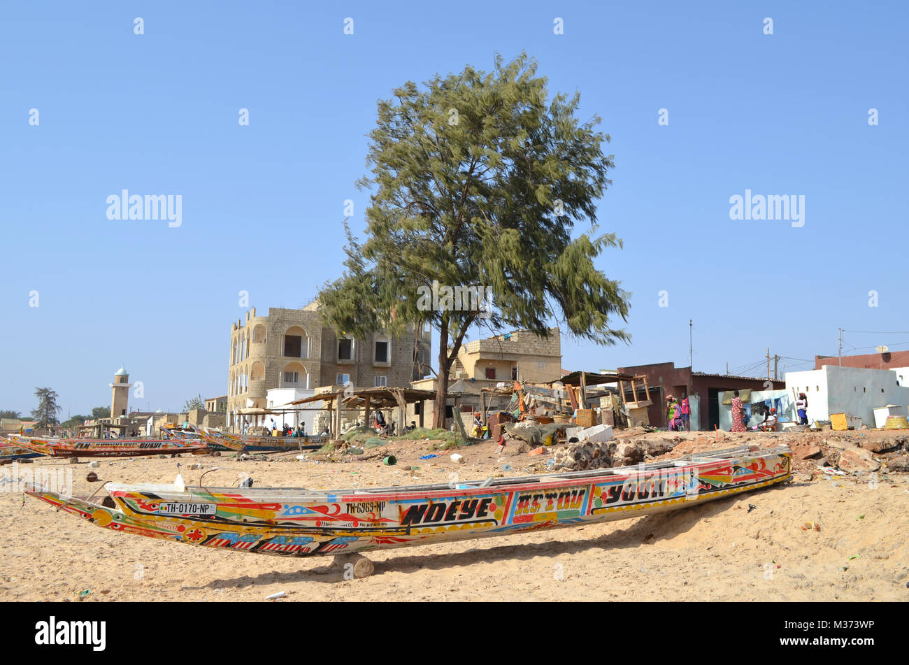 Bateaux de pêche en bois artisanaux (pirogues) dans la Petite Côte, au Sénégal Banque D'Images