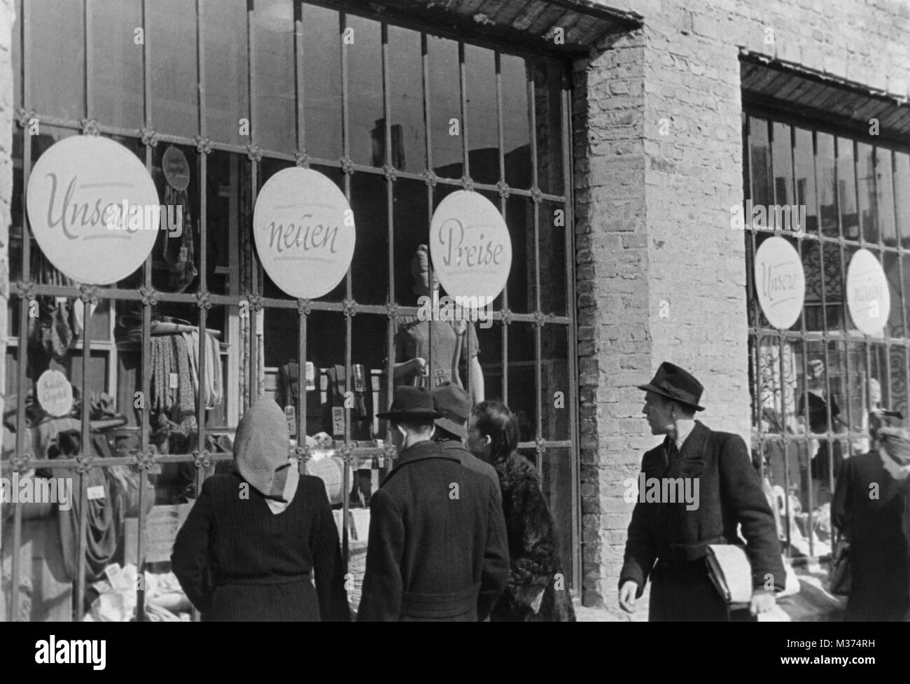 Quelques jours après la réforme monétaire dans la partie ouest de l'Allemagne est entrée en vigueur le 21 juin 1948 La boutique présente des produits qui n'ont pas été vues depuis longtemps. Dans le monde d'utilisation | Banque D'Images