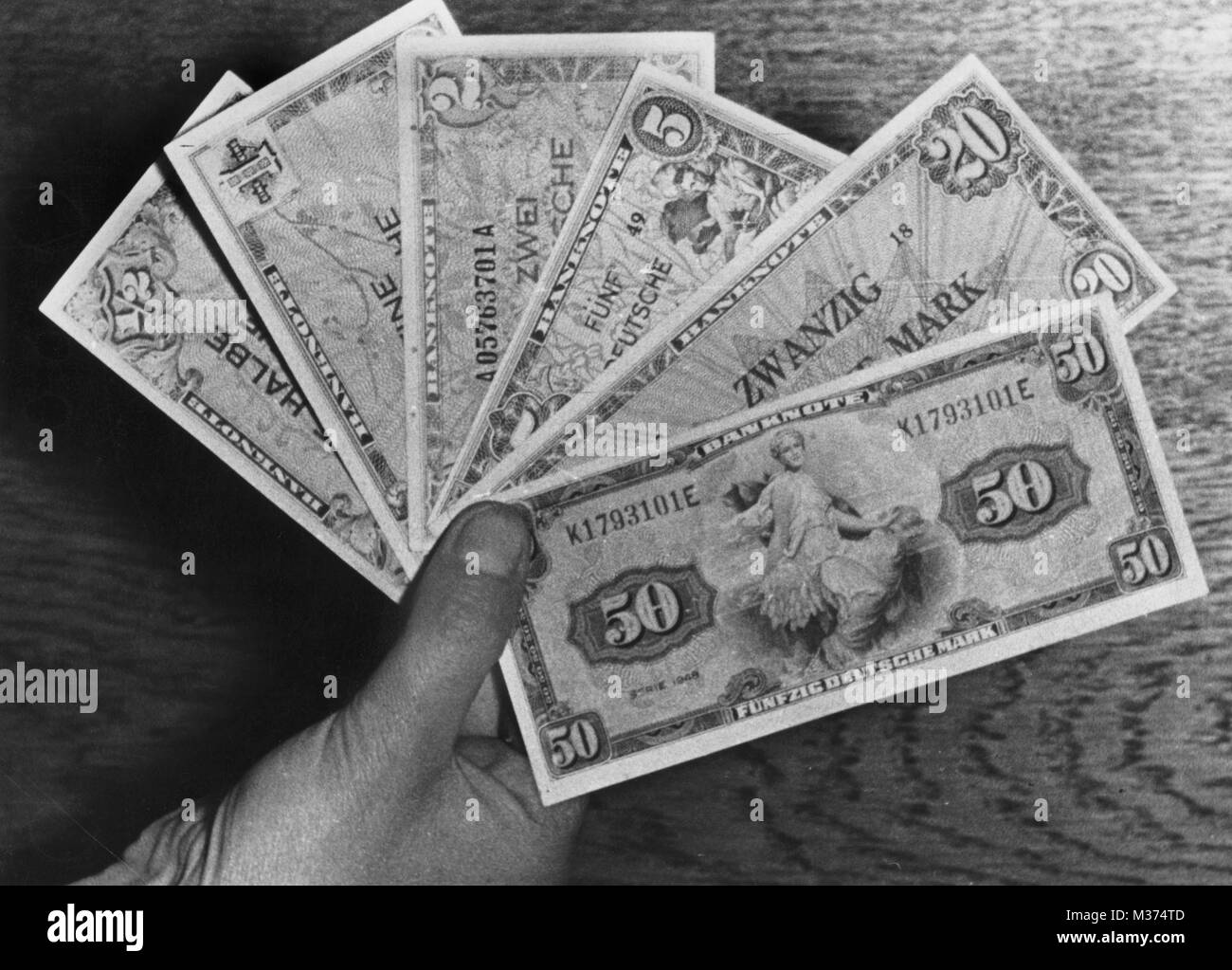 La nouvelle de l'argent. La réforme monétaire dans la partie ouest de l'Allemagne est entrée en vigueur le 21 juin 1948 | dans le monde entier Banque D'Images