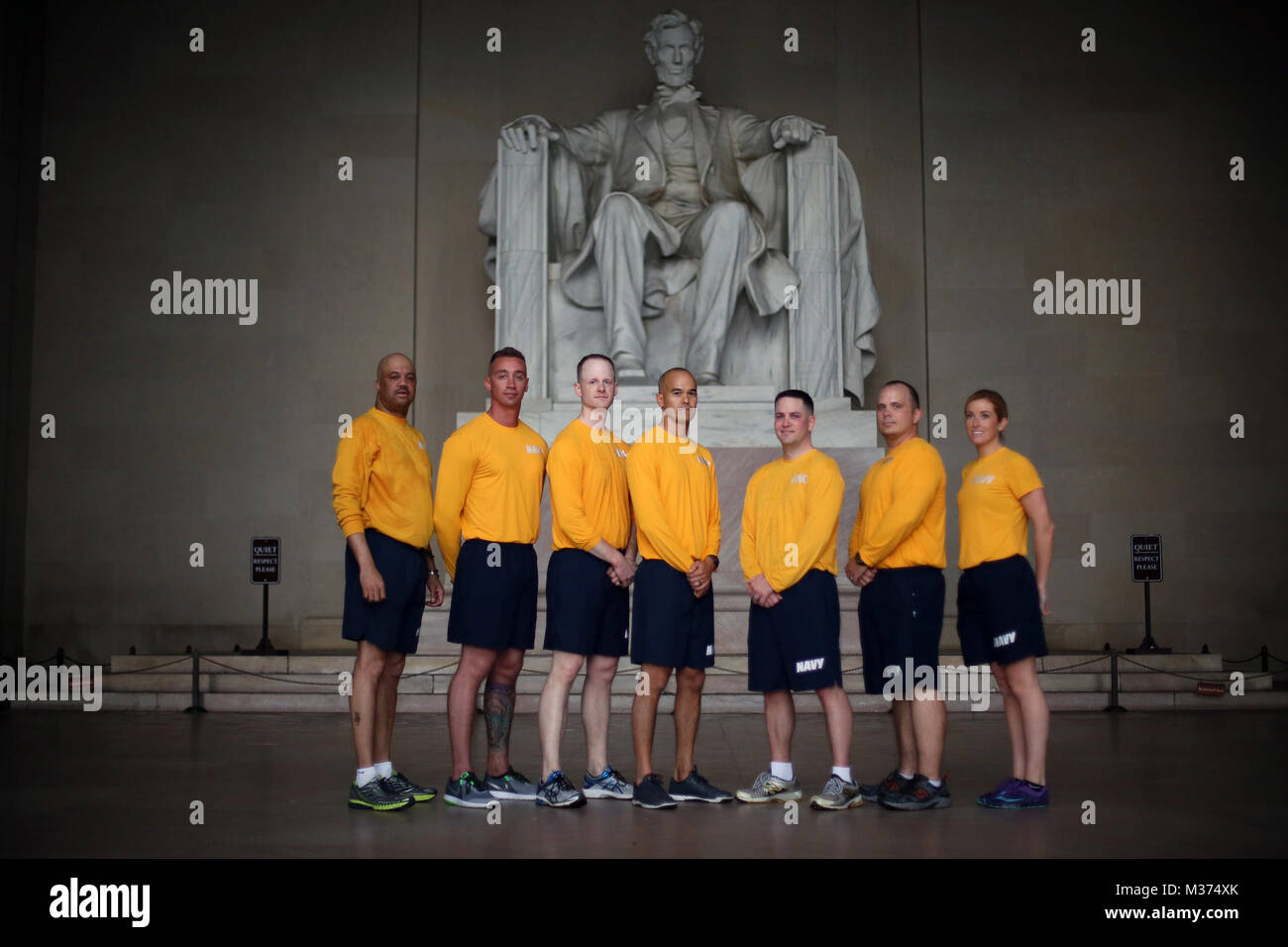 170404-N-YU482-377 (Washington, 4 avril 2017) de la Force de réserve marine Master Chief C.J. Mitchell, à gauche, et les finalistes pour la Réserve navale marin de l'année (RSOY) stand pour une photo de groupe au Lincoln Memorial pendant une course au National Mall. La course est partie de l'RSOY jury de sélection et cérémonie de reconnaissance 7. Chief of Naval Operations Adm. Elmo Zumwalt et Master Chief Petty Officer de la Marine a lancé la Whittet Jack marin de l'année de programme 1972 pour reconnaître les marins de la flotte de l'Atlantique et du Pacifique. (U.S. Photo par marine Spécialiste de la communication de masse 1re classe Stephen Hick Banque D'Images