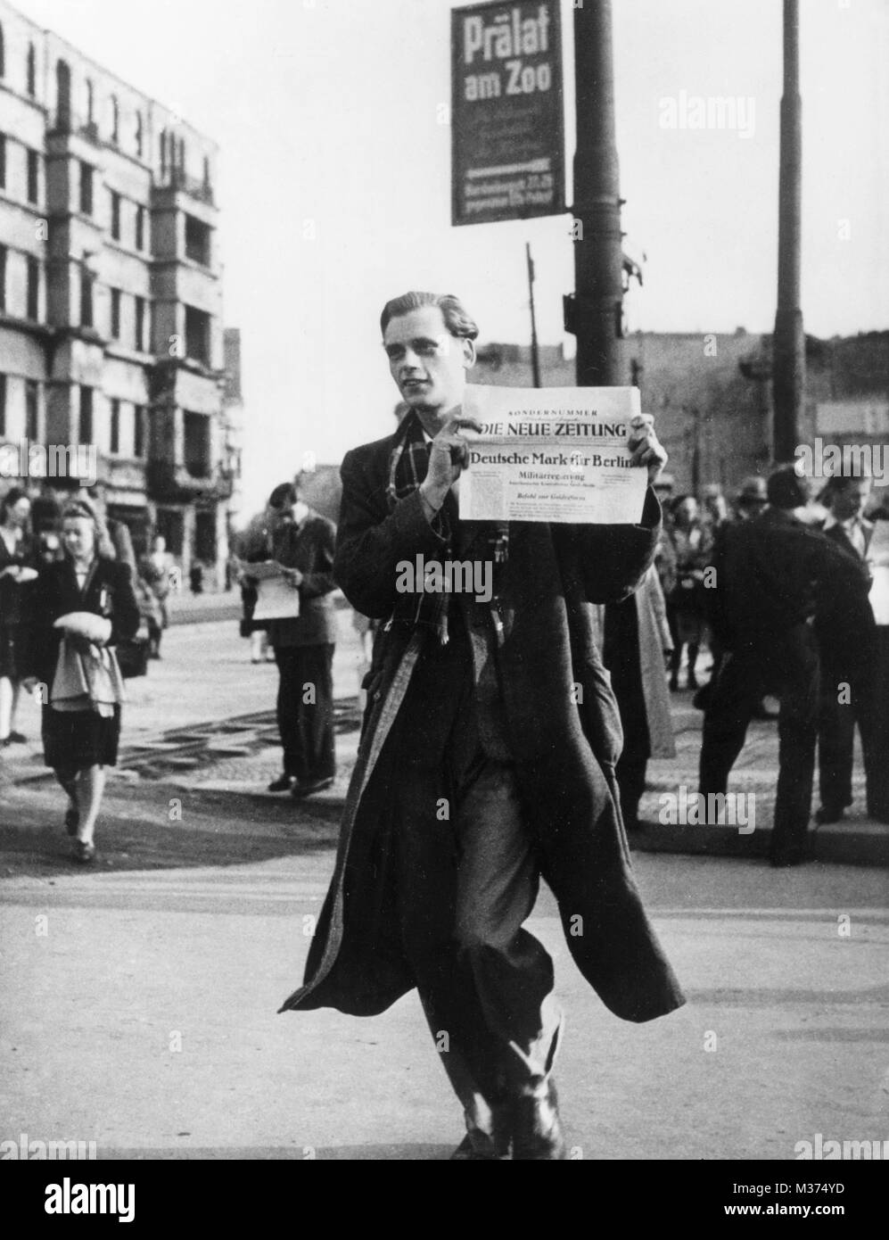 De Berlin Berlin 06.20.1948 tenant un journal. Tout d'un coup, une réforme monétaire a été annoncé dans le monde entier d'utilisation | Banque D'Images