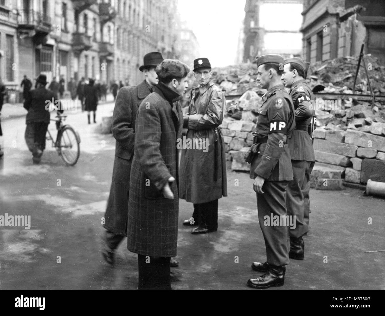 La police de Francfort et de la Police militaire américaine en patrouille dans les rues de Francfort sur le Main, en 1945. Dans le monde d'utilisation | Banque D'Images