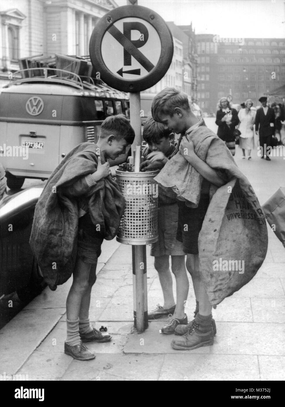 Avec des sacs de jute sur le dos, les enfants sont à chercher dans les poubelles à la recherche de choses utilisables. (Photo non datée, avant la réforme monétaire). Dans le monde d'utilisation | Banque D'Images