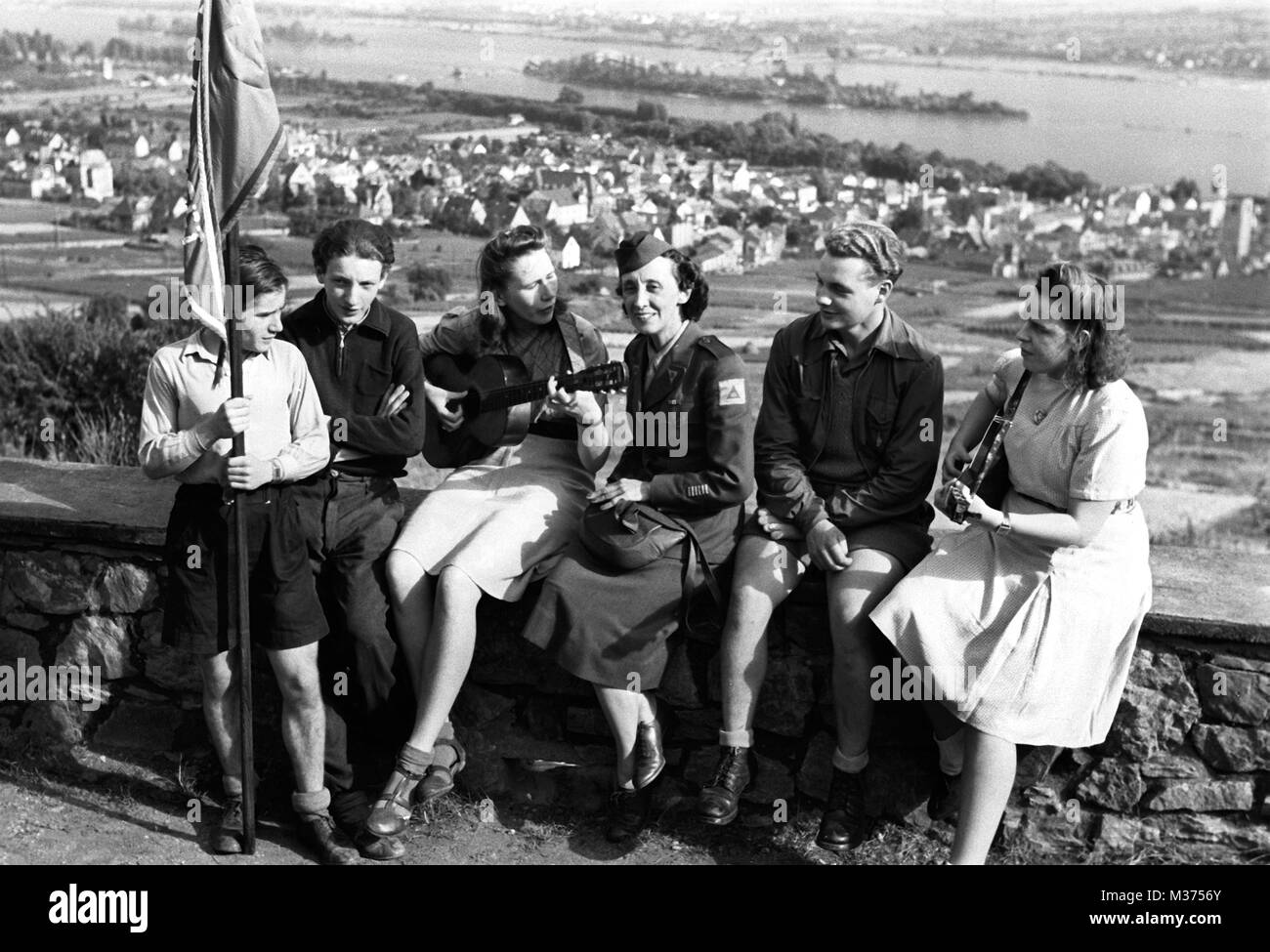 08-30-1946 L'après-guerre - les jeunes au centre de loisirs. Mabel Shannon, la commissaire de l'éducation du gouvernement militaire américain de plus de Hesse, lors d'une visite au centre de loisirs de l'organisation de jeunesse "Freundschaft" à Rüdesheim. Dans le monde d'utilisation | Banque D'Images