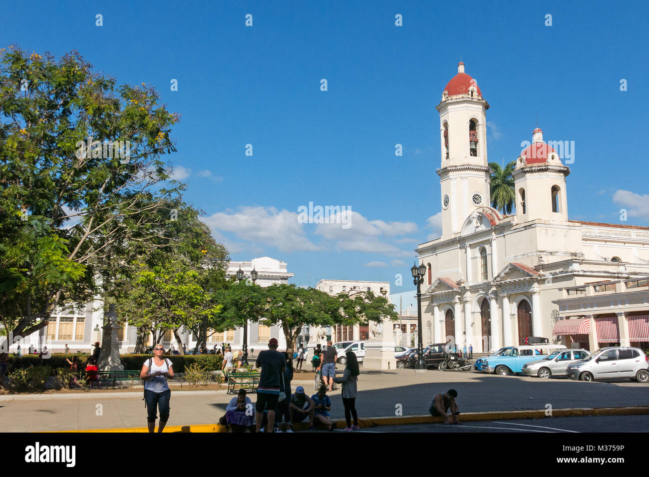 CIENFUEGOS, CUBA : vieilles voitures garées dans le parc Jose Marti, la place principale de Cienfuegos, en face de la Purisima Concepcion cathédrale. Banque D'Images