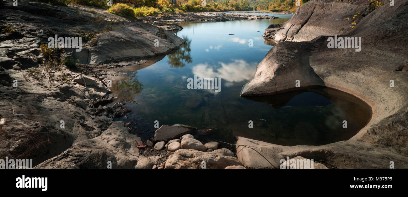 Beau paysage de la rivière de montagne en Nouvelle-Angleterre à la fin de l'automne Banque D'Images