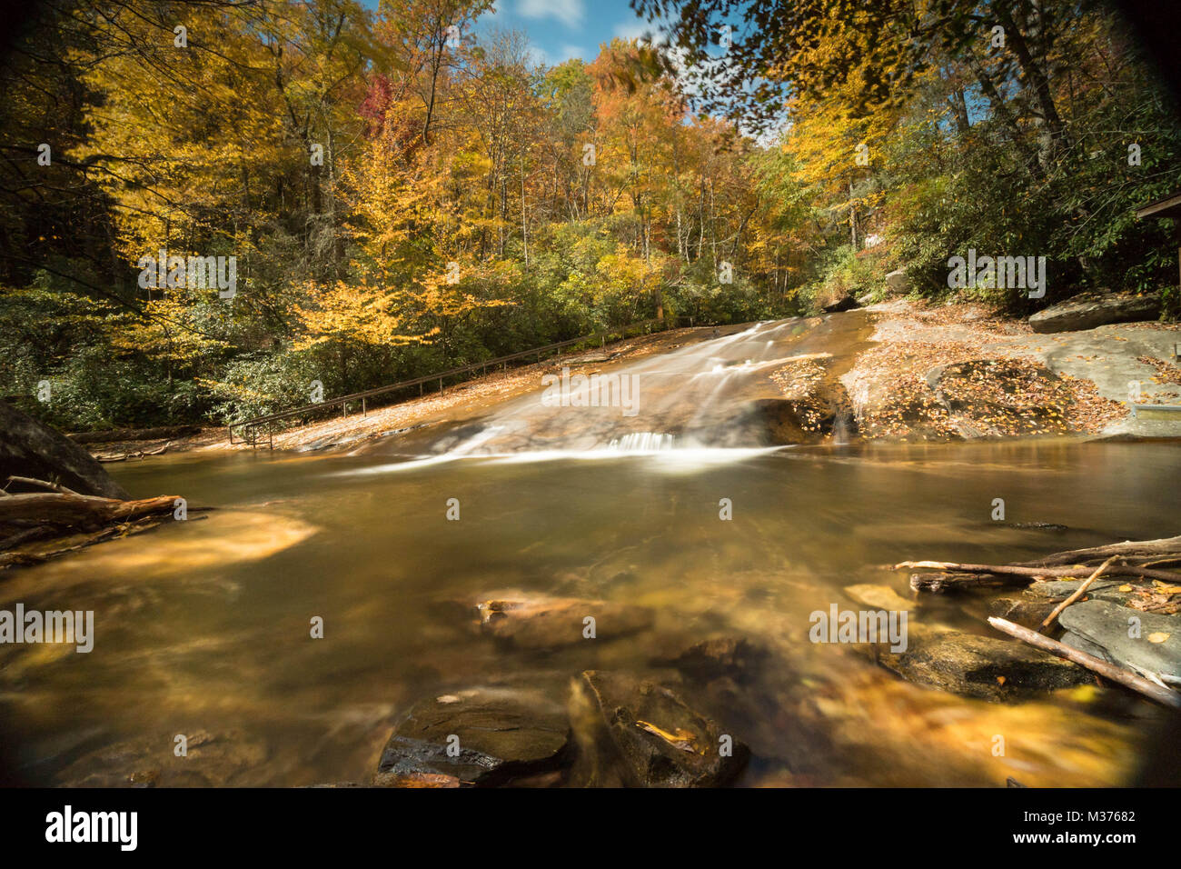 Cascade de glissement dans les Appalaches de la Caroline du Nord occidentale en grand couleurs d'automne Banque D'Images