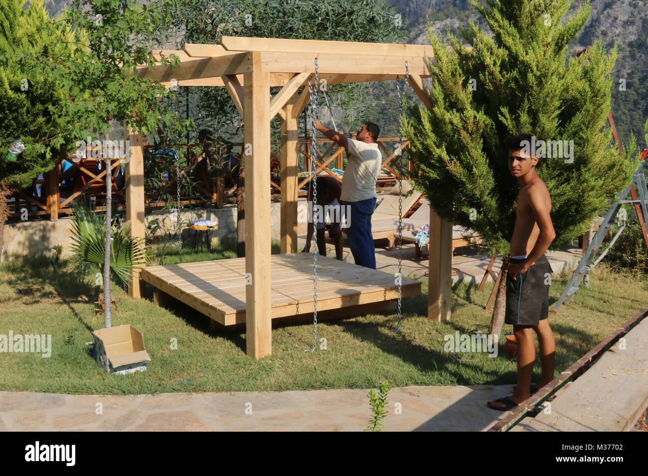 20ème juillet 2017, KABAK,Turquie : des ouvriers turcs la construction d'un siège pivotant dans une pergola olive garden kabak, à la Turquie, 20 juillet 2017 Banque D'Images