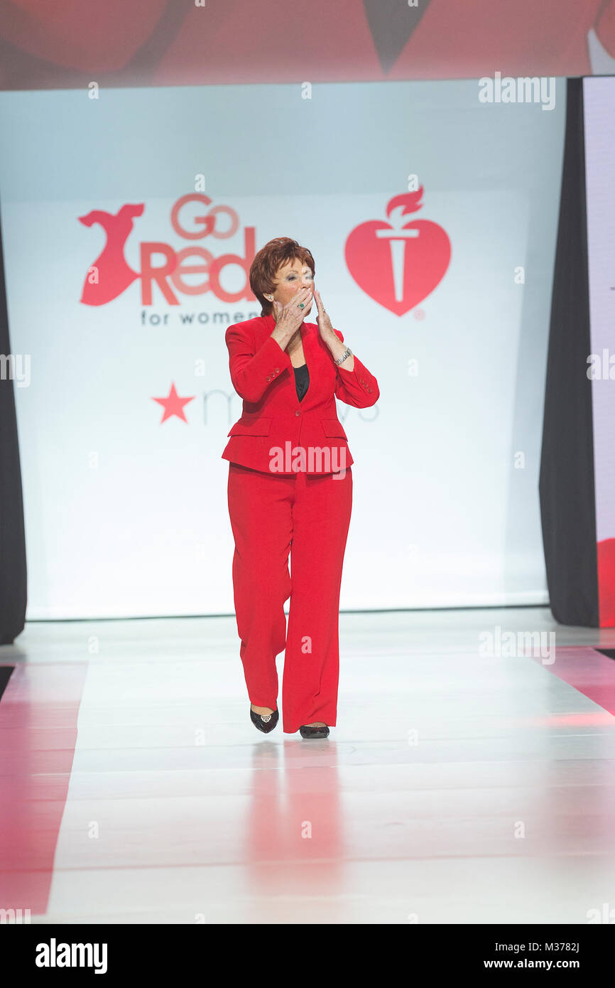 New York, États-Unis. Le 08 février, 2018. Marion Ross wearing gown par Karen Millen robe rouge pour la piste promenades 2018 Fashion Show à Hammerstein Ballroom Crédit : Lev Radin/Pacific Press/Alamy Live News Banque D'Images